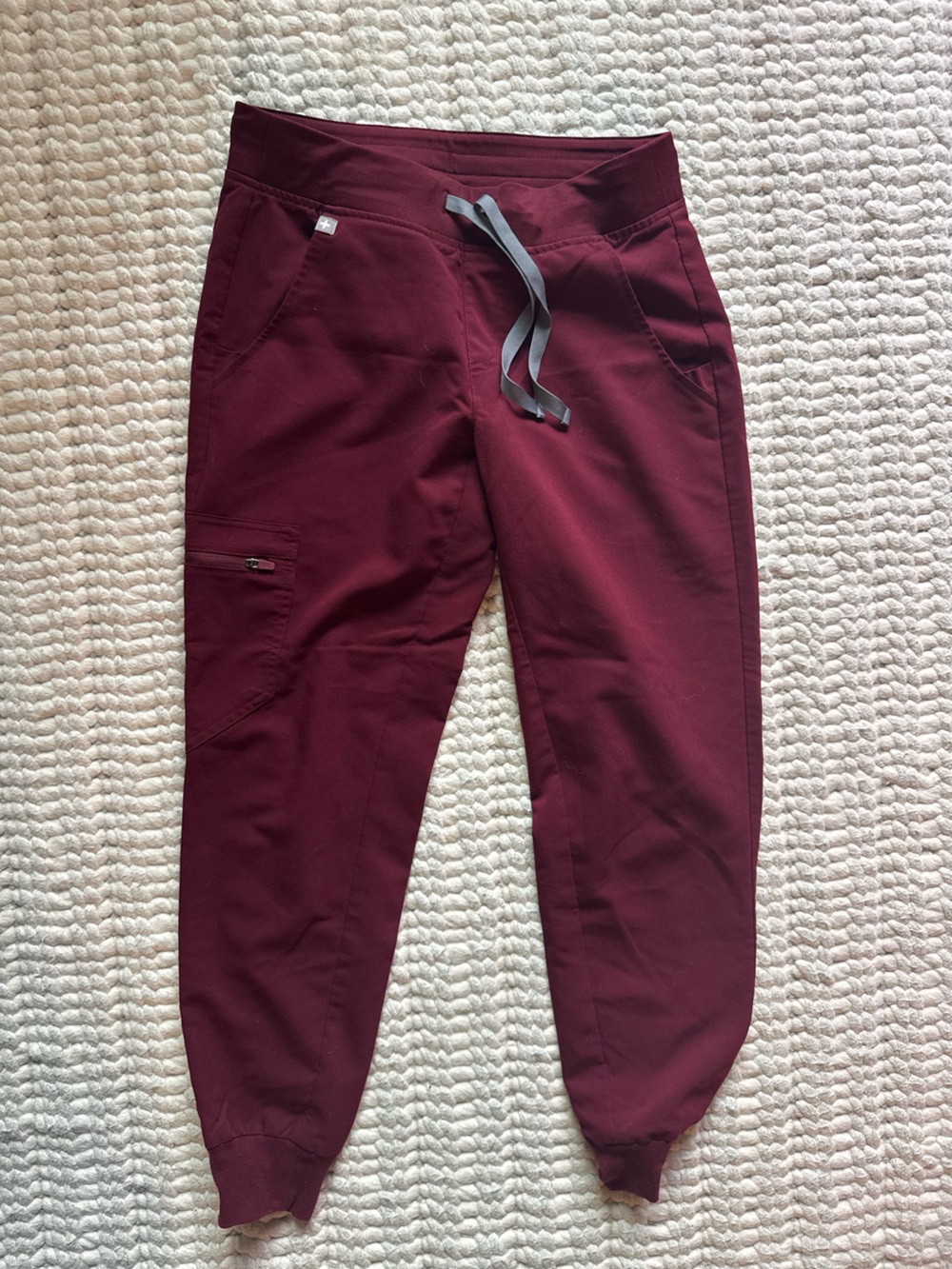 Figs | Zamora Jogger Scrub Pants in Burgundy XSP